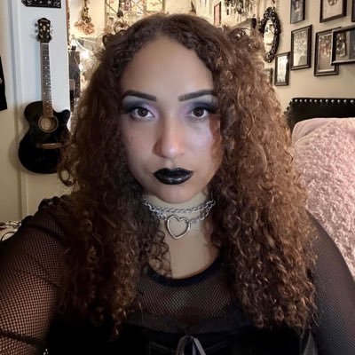 gothy alternative emo witch 🌜🖤⛓️♉️ puerto rican actress • model • creator • she/her (nonconforming) ✨ fluid/bi 🏳️🌈 •💫 @spyroyalty bluesky - all links ⬇️
