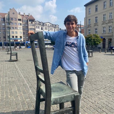 Familia, amigos y el fútbol. Estudiante de Datos y Análisis de Negocios en la Universidad de Loyola.