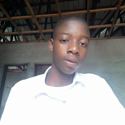 Junior tshitelu est un futur ingénieur en électricité de nationalité congolaise
