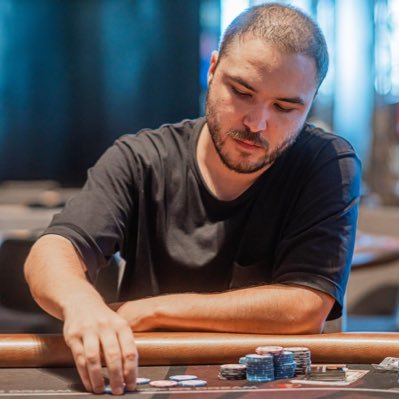 日本に住んでるポーカー選手ですが東南アジアで活躍しています French poker player based in Japan but active mostly in South East Asia