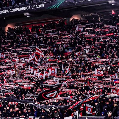 Bloeddonor • AFC Ajax seizoenkaart sinds 13-14, uitkaart sinds 14-15• Vak 423