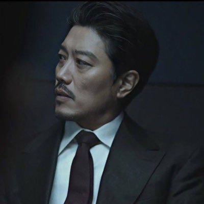 日本株の専業投資家。ギャンブル依存症の父親を持つ。中学時代に1500万借金→死ぬほど稼ぐ事を決意→株について猛勉強→ 慶應(金融工学専攻)→ 某大手証券会社(5年勤務)→専業株トレーダー 投資歴14年 運用資産は約7億。【どん底からでも這い上がった奇跡をすべて明かします】債券、コモディティ、為替、仮想通貨オールマイティ