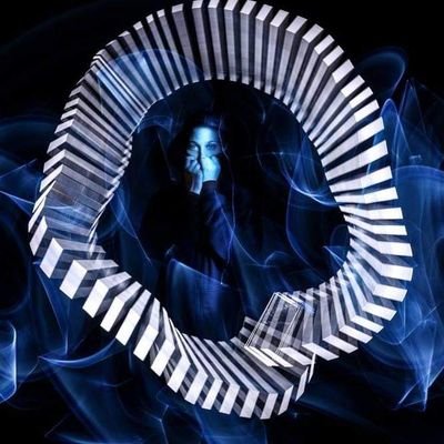 Ray Vagner a light painting photography woman artist all pictures are one single exposure 
// FND: https://t.co/pDQvjdegne