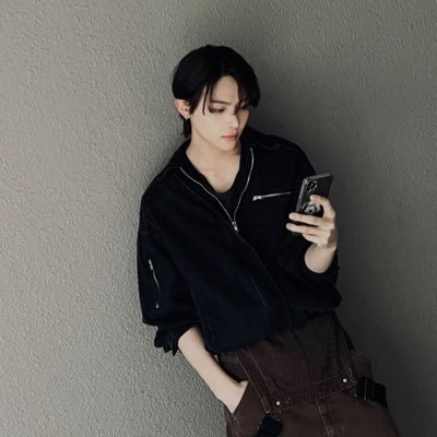 되게 큰 소리로 필요없는 말 하네