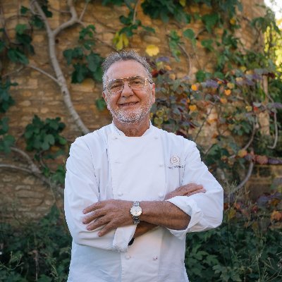 Chef Patron @lemanoir 🏡 Founder @brasserieblanc 🥘 Frenchman 🇫🇷 Papa 💙 TV Presenter 📺 New Book available now. Order via the link #SimplyRaymond 📚