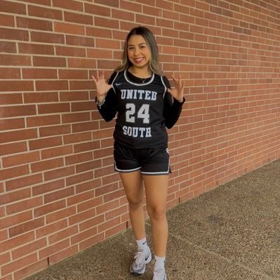 United South High School | Lady Panthers 🐾 | Class of 2️⃣0️⃣2️⃣4️⃣ | AAU Laredo Elite GBB ✞ | #24🏀 | small power forward | 5’5 | I go by Izzy😎