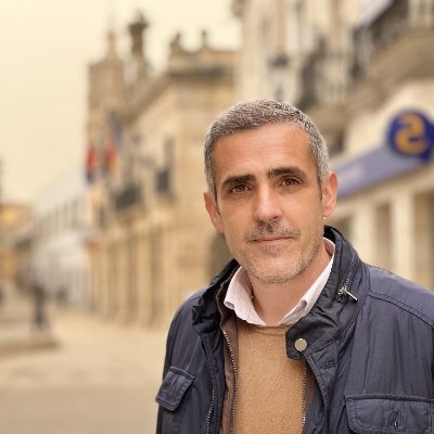 Alcalde de Guareña. Diputado de Infraestructuras, Movilidad y Ordenación del Territorio (DipBa). Doctor por la UEX (Ingeniería Gráfica, Geomática y Proyectos)