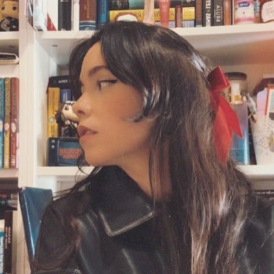 Mónica. 27. Traduzco literatura y mucho manga, devoro libros y escribo demasiado📚 Me pasaría el día bebiendo café ☕️ EN, JA a ES, CA