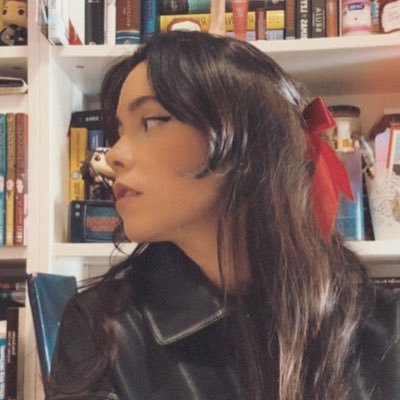 Mónica. 27. Traduzco literatura y mucho manga, devoro libros y escribo demasiado📚 Me pasaría el día bebiendo café ☕️  EN, JA a ES monicarodriguez0512@gmail.com