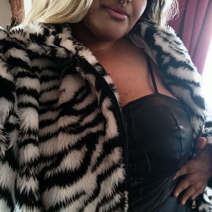 Content creator ♡ Latina 🇨🇱 living in 🇨🇿 ♡ BBW & Hairy ♡  22 ♡ https://t.co/ve53IrCM5G ♡  Instagram: aprilversace ♡