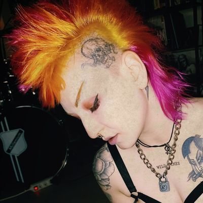 I make content with @dyketonic__
Nonbinary lesbian from BE, Europe
31 - they/them
Queer porn provider
I do not interact with cis men or minors
Fansly from 6$