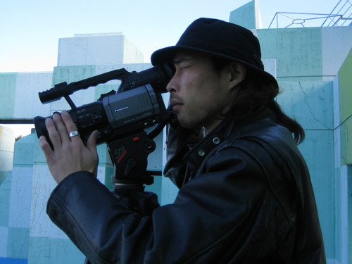 京都在住、自称映画監督。 また、カメラマンでもあり、ライターでもあるが、こちらも自称。 夢見るオッサン。二児の父。映画「侍タイムスリッパー」撮影助手・特効担当 「ねばぎば新世界」「ひとくず」「にしきたショパン」「極道系Vtuber達磨」撮影担当 「みぽりん」録音担当
