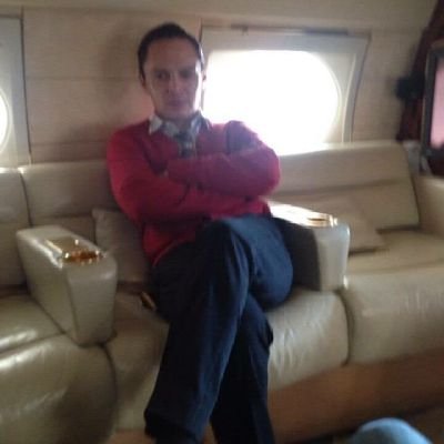 Abogado de profesión, fiscalista, corporativo y migratorio, con familia completa,  leo y opino.