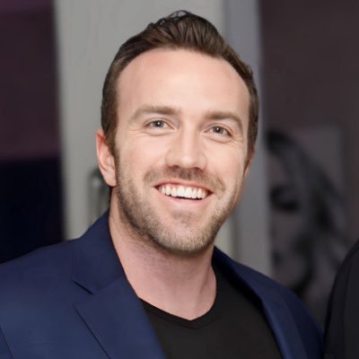 Founder & CEO of @socialclubacc, host the @successstorypod (Top 10 Business Pod) & write a weekly newsletter to 321k people @ https://t.co/bXNJDcYeBr