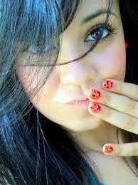 Sou complicada, tenho 17 anos, adoro tirar foto, dançar e cantar, tenho estilo próprio e gosto de todos os tipos de musica e S-O-L-T-E-I-R-A!