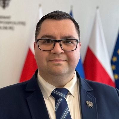 Absolwent stosunków międzynarodowych na UŁ, członek Rady Krajowej Nowej Lewicy, Dyrektor Biura Senatorskiego Marcina Karpińskiego. 🇵🇱 🇪🇺 🏳️‍🌈