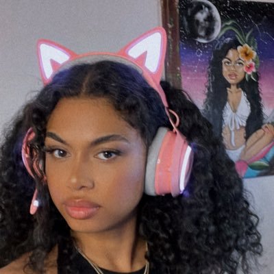 Daily Live Streamer Host & Model | Digital Marketing @polylific | Don't let doubt take place of faith in your heart 🤍 #MambaMentality SHOP Felicity 🍊 ⬇️