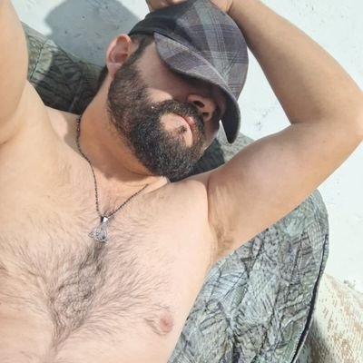 Me encanta ver hombres desnudos y peludos.
Tengo la verg* chiquita pero me gusta enseñarla.