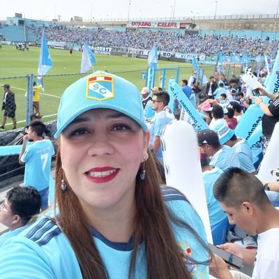 Scrapera, Diplomada en Adm, apasionada del fútbol, hincha del Sporting Cristal y la Blanquirroja.