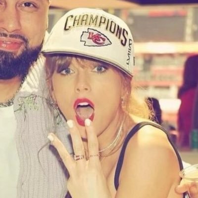 artclosure7's profile picture. girandote alrededor como un satélite (taylor swift)