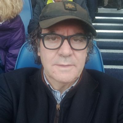 Assicuratore a cui piace il rugby e ama la musica. Lunigianese!