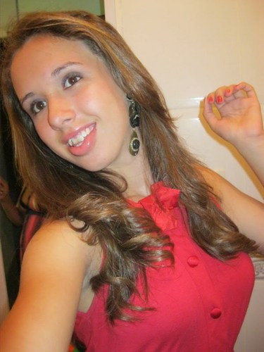 Loira, de olhos cor de meel, Solteiraa' niveer dia 03-09' signo virgem'
adoroo ROCK ^^Avenged SevenFold♥^^