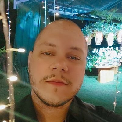 Faço uns vídeos achando que canto no insta. Comento séries. Tento ser mais tolerante. Crente porém normal. Feliz com a volta da democracia! 🏳️🌈