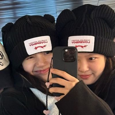 Escritora de Wattpad (fanfics Jenlisa) 
Primera historia en Curso: Paper Rings.