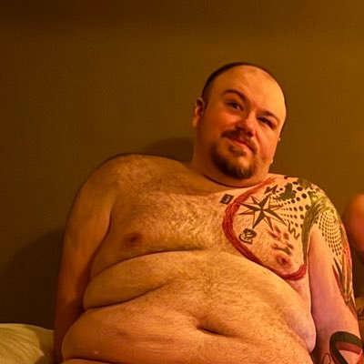Chubby hairy guy that is into tattoos, chasers, bears, and other chubs.