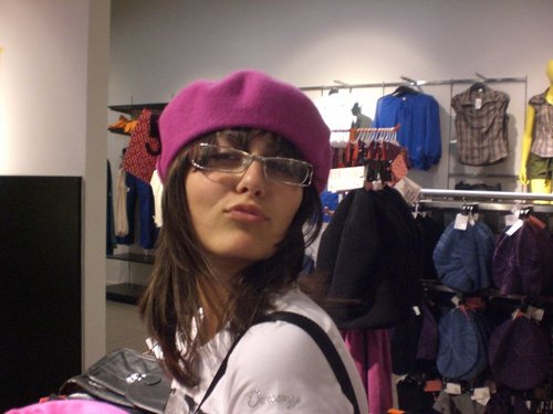 AgneseBerton's profile picture. Non conviene dire ad una donna che il suo posto è in cucina. È li che si tengono i coltelli