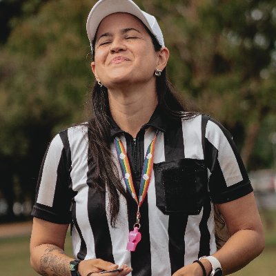 Árbitra de flag/FA, eu falo de futebol americano, reclamo da vida de dev, falo da Chichi e do Goku (minha doguinha e meu gatinho) e uma leitora voraz. Prazer!