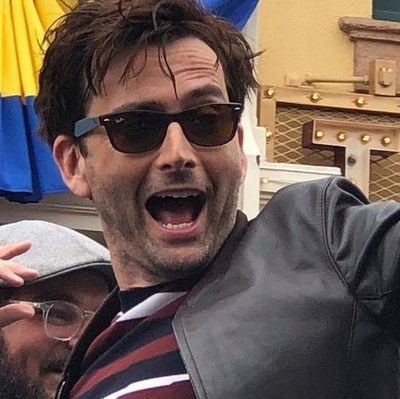 lavando as cuecas do david tennant com um sorriso no rosto