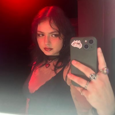 iridescentbby17's profile picture. 