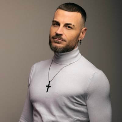 Cantante Profesional 📺 Duel de Veus 2022🎥 Cantautor 💿.El Valencia cf 🦇al cor🖤🤍 Sang Taronja🧡 @lamundialshow 🎤