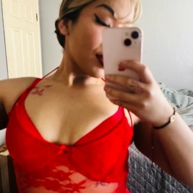 monaxzarate's profile picture. 