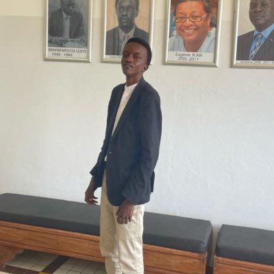 Écrivain et passionné des sciences littéraires ! Inconditionnel amoureux de la langue française ! Étudiant en Journalisme et Com au @CESTIDAKAR à @Ucad_Senegal