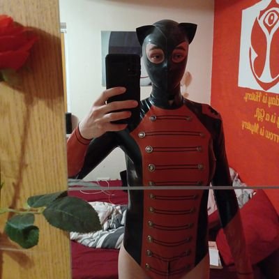 Hi I'm Alina, love latex, swimsuit and toys maybe you will find something you like