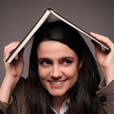 author of THE BOOK OF BLOOD AND ROSES (PMJ 🇬🇧 & Del Rey 🇺🇲 2026) | scottish, andaluza, catalana |🇵🇸🌈 she/her | rep: @kiyarosevans at @PaperLiterary