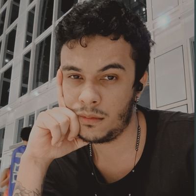 Escritor romancista, ex-youtuber, graduado em psicologia e editor de vídeo profissional