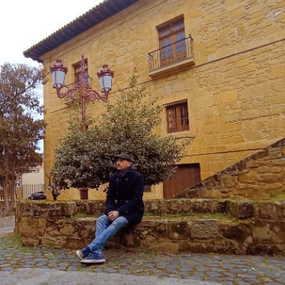 IgnacioMoroni's profile picture. El que tiene ni aunque se quite, el que no tiene ni aunque se ponga