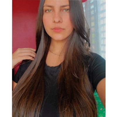 uprm💚 | Tengo los ojos verdes pero veo mis días grises.