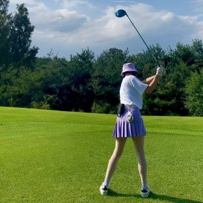 I love life, I like outdoor activities, sunbathing🌞, diving🤿, swimming🏊♀️, hiking🎧, fishing🎣, and all kinds of food🍖🥩🥠🍜