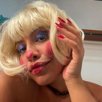 Es una descarada por ser la más hermosa, no tiene casi nada pero le gusta la vida cara.