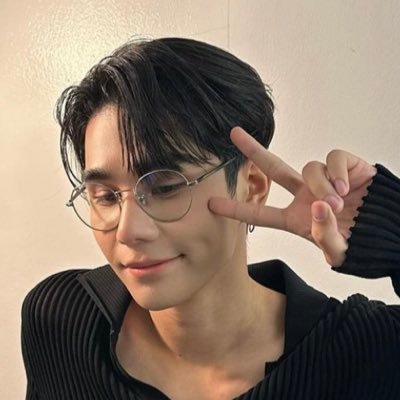 unitsofsaturns's profile picture. @somssatur lets make a song together ૮ ᴗ͈ˬᴗ͈ෆა