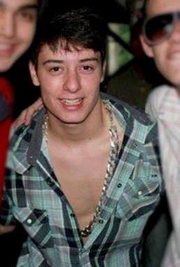Preguiçoso, bunito, engraçado, carinhoso, cara de pau, descarado, musica, kickboxing, quer saber ? vem na minha que eu garanto hahaha s2