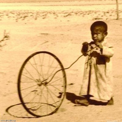 (نطوي مع الأيام عـام ٍ ورا عـام) (وتمر ساعات الفـرح فـي دقايـق) (أيام راحت بالعمر مثـل الأحـلام) (يوم ٍ بهـا زعـلان وأيـام رايـق)
