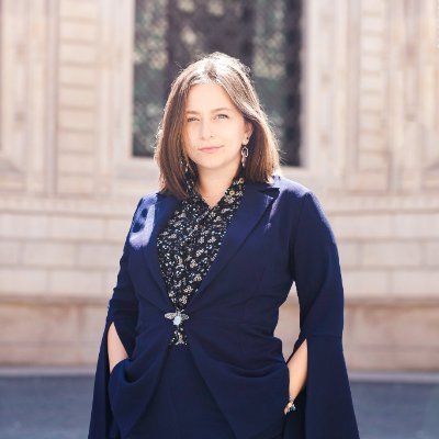 beccatakespics's profile picture. Writer, artist, world traveler, Olympic packing champion. Actual gemini vegetarian. @Emersoncollege alum; current @CambridgeJBS MBA candidate.