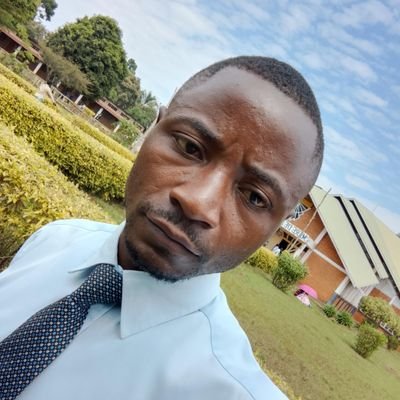 licencié en droit, à l'Université Officielle de Bukavu