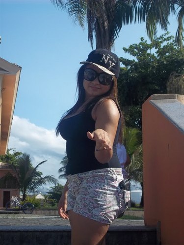 Sorria bonito e deixe os outros quererem descobrir qual é o segredo que faz você rir.