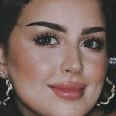 أنا امرأة حرف ومعنى شفافة كالدانتيل لدي كبرياء حواء وشموخ آدم وهدوء الغيم ونقاء المطر.. لا ألتقط شيئا سقط من نظري لستُ عادية ولن أكون ..لا تشبهني أيا من النساء